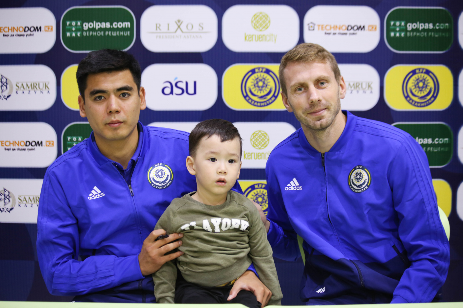 Football Players Erkebulan Tungyshbayev and Sergei Maly Met with Fans