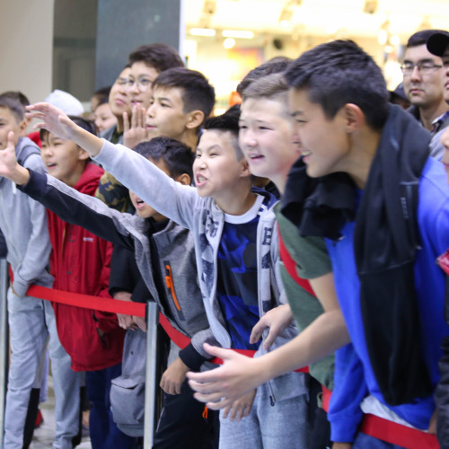 Football Players Erkebulan Tungyshbayev and Sergei Maly Met with Fans