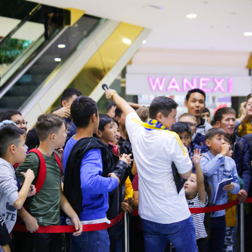 Football Players Erkebulan Tungyshbayev and Sergei Maly Met with Fans