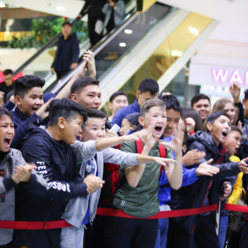 Football Players Erkebulan Tungyshbayev and Sergei Maly Met with Fans