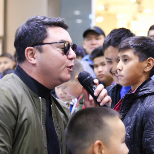 Football Players Erkebulan Tungyshbayev and Sergei Maly Met with Fans