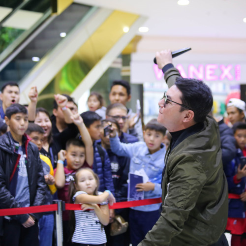 Football Players Erkebulan Tungyshbayev and Sergei Maly Met with Fans