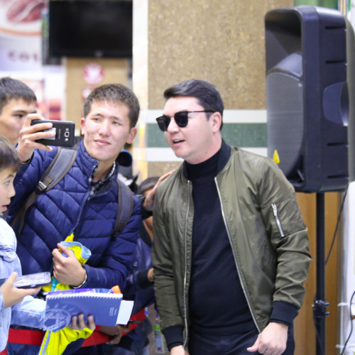 Football Players Erkebulan Tungyshbayev and Sergei Maly Met with Fans