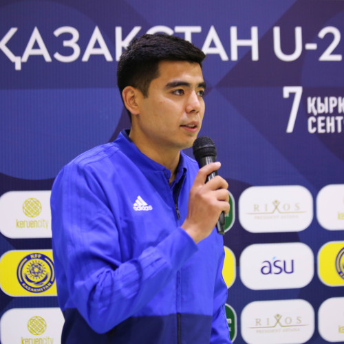 Football Players Erkebulan Tungyshbayev and Sergei Maly Met with Fans