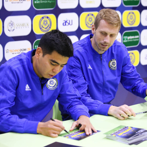 Football Players Erkebulan Tungyshbayev and Sergei Maly Met with Fans