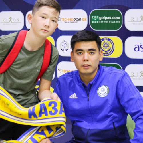 Football Players Erkebulan Tungyshbayev and Sergei Maly Met with Fans