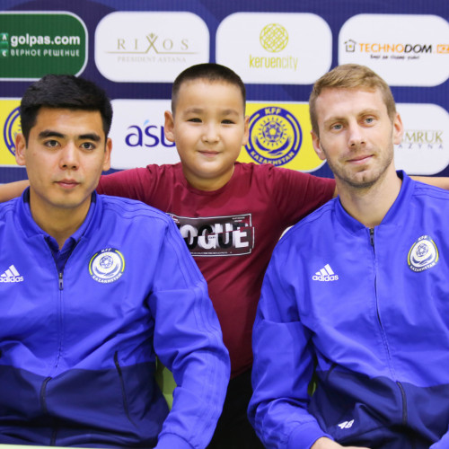 Football Players Erkebulan Tungyshbayev and Sergei Maly Met with Fans