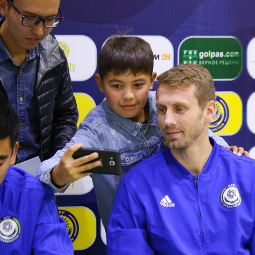 Football Players Erkebulan Tungyshbayev and Sergei Maly Met with Fans