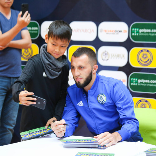 Shchetkin and Suyumbayev Met with Fans