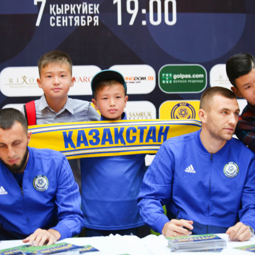 Shchetkin and Suyumbayev Met with Fans
