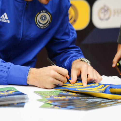Shchetkin and Suyumbayev Met with Fans