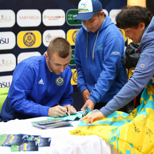 Shchetkin and Suyumbayev Met with Fans