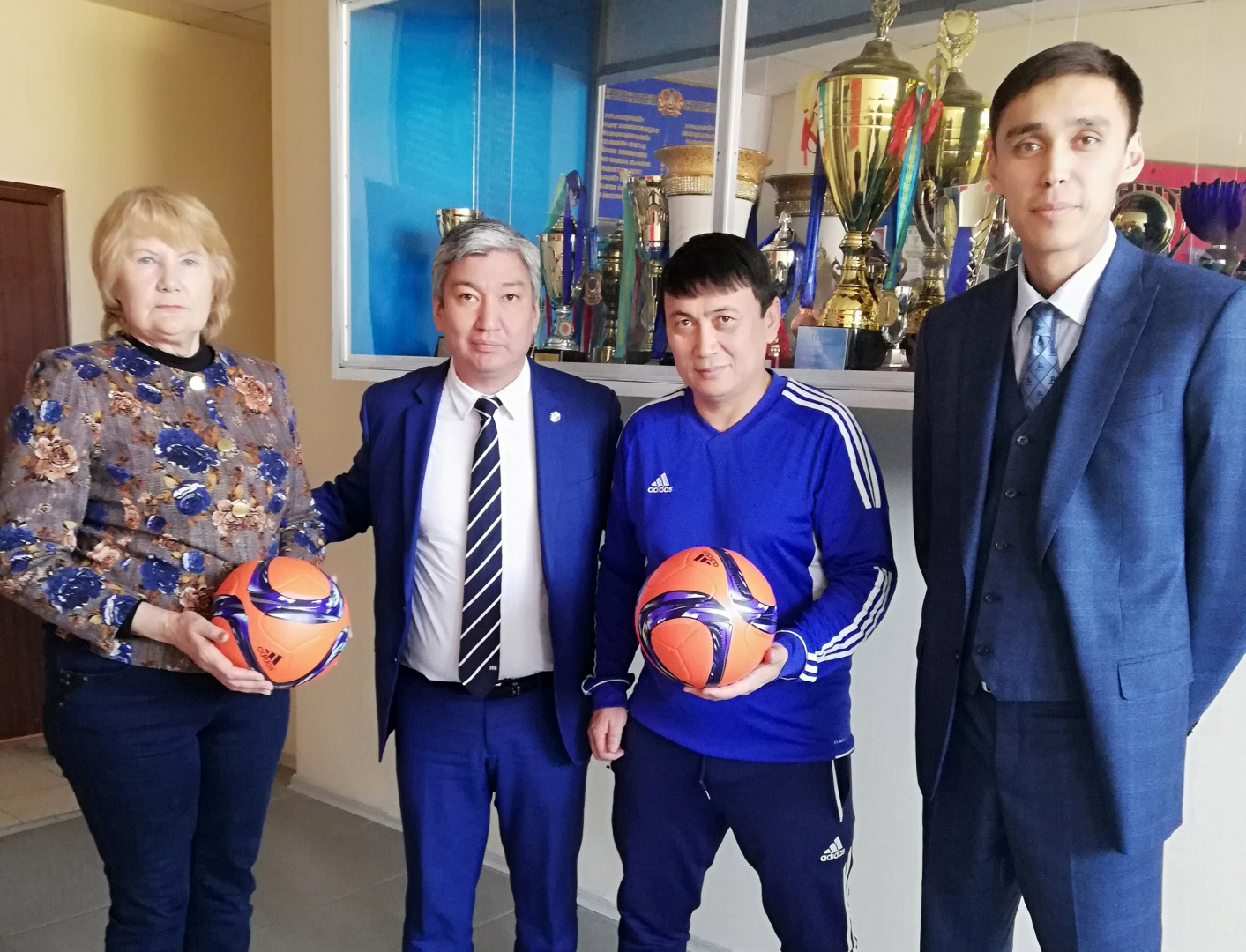 КФФ вручила мячи в специализированной детско-юношеской школе