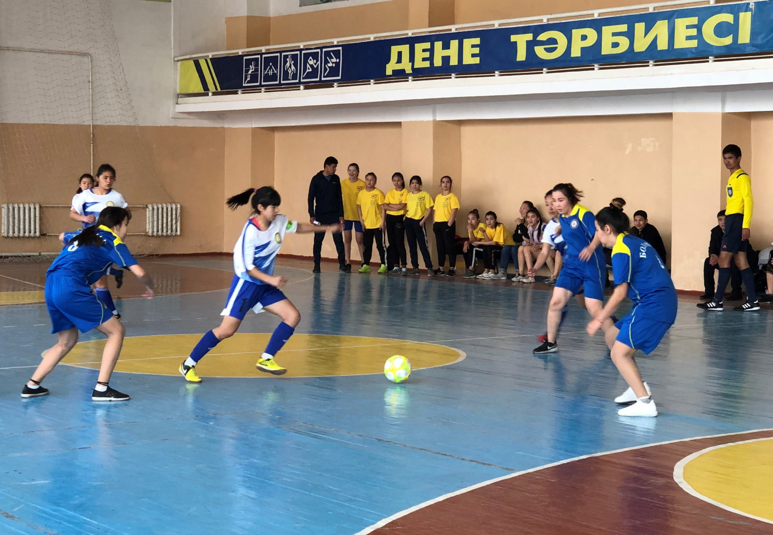 Шымкентские студентки сыграли в девичьей Лиге футзала