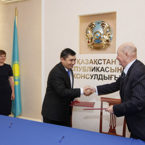 Омбы қаласында меморандумға қол қойылды