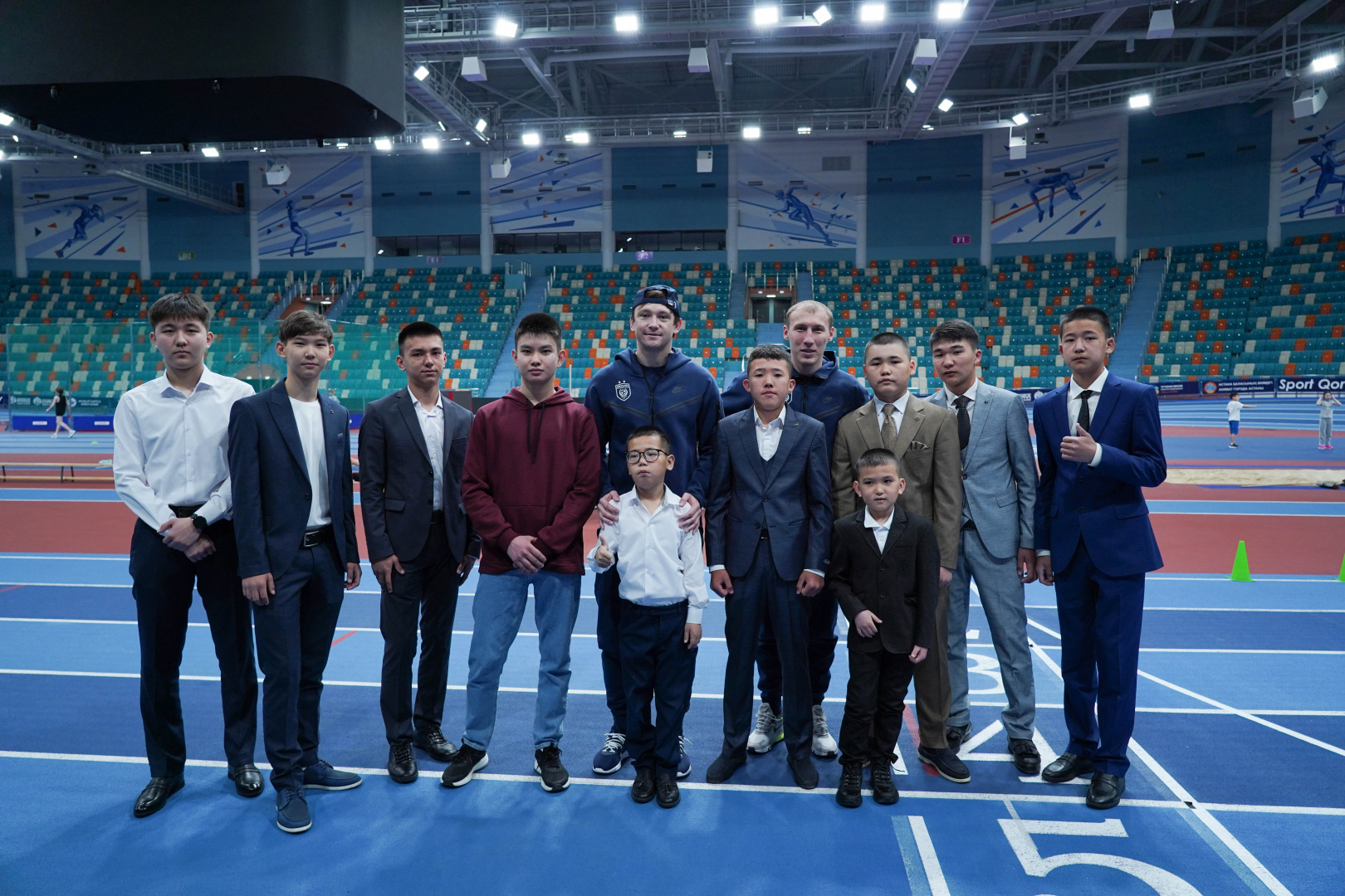 Футболисты сборной Казахстана встретились с детьми-героями