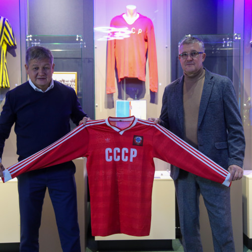 Олимпиада чемпионы Қазақстан футболының музейіне құнды жәдігерлерді сыйға тартты