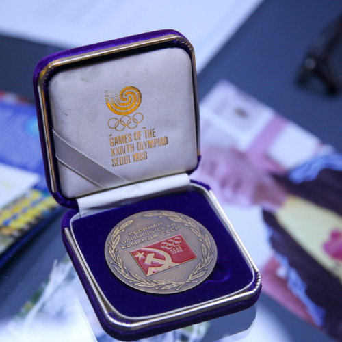 Олимпиада чемпионы Қазақстан футболының музейіне құнды жәдігерлерді сыйға тартты