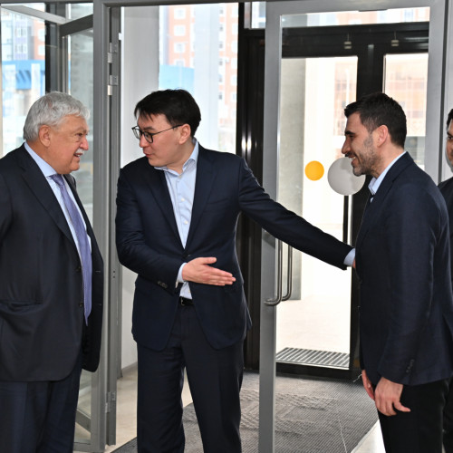 FIFA Vice-President Sándor Csányi visits KFF office