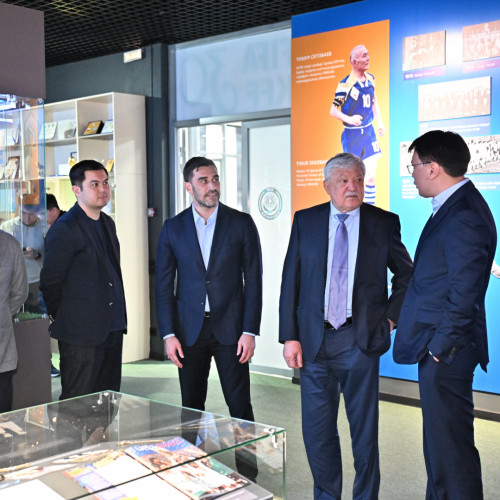 FIFA Vice-President Sándor Csányi visits KFF office