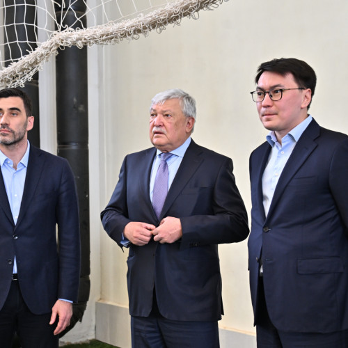 FIFA Vice-President Sándor Csányi visits KFF office