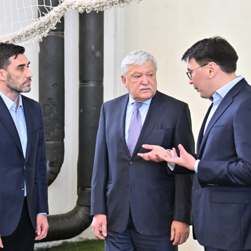 FIFA Vice-President Sándor Csányi visits KFF office