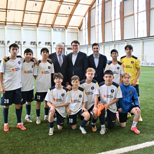 FIFA Vice-President Sándor Csányi visits KFF office