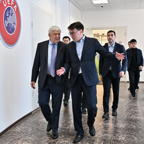 FIFA Vice-President Sándor Csányi visits KFF office