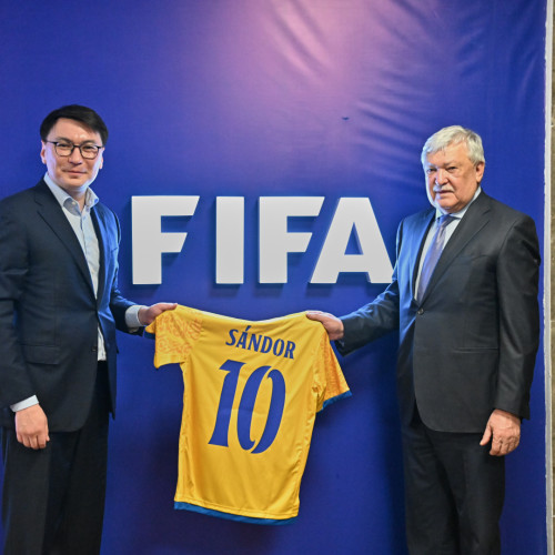FIFA Vice-President Sándor Csányi visits KFF office