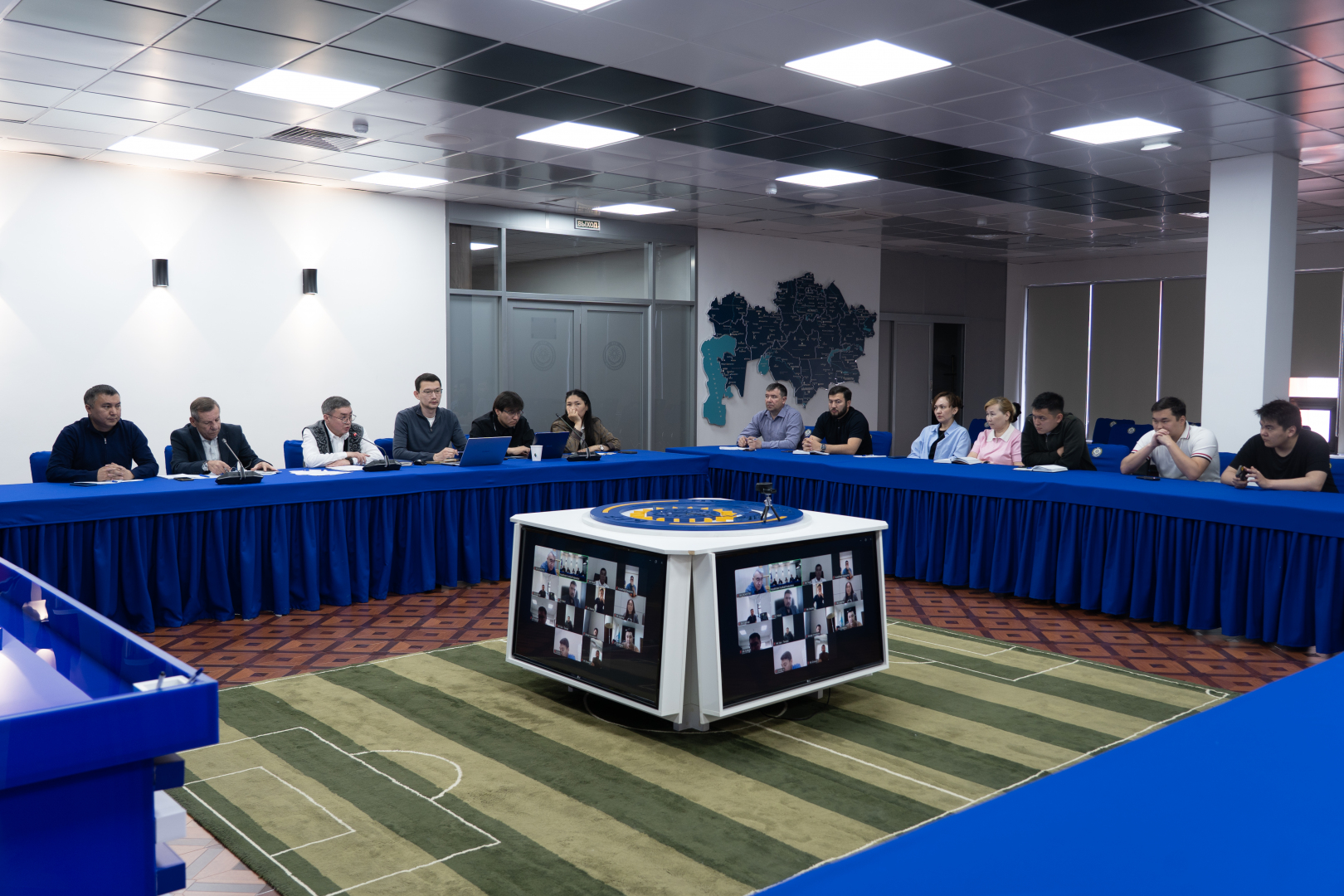 ҚФФ кәсіби клубтар арасында жарыстар өткізу дирекциясының жаңа жетекшісі клуб өкілдерімен онлайн-кездесу өткізді
