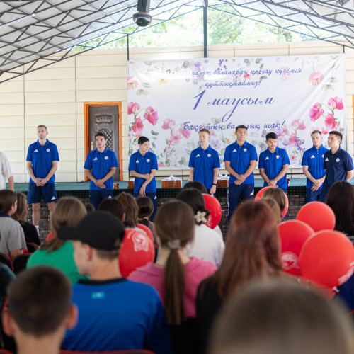 Балаларды қорғау күні қарсаңында ұлттық құрама футболшылары бүлдіршіндермен кездесті